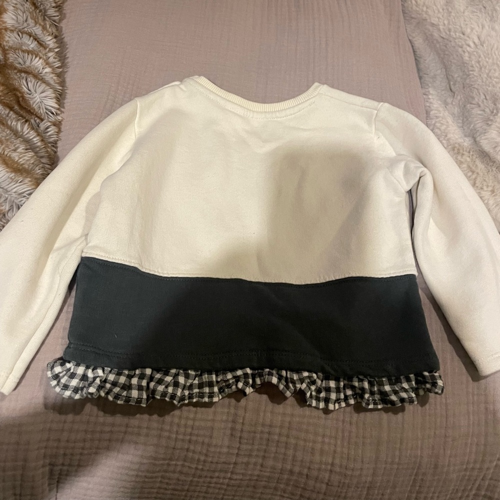 White sweatshirt with black checkered ruffles